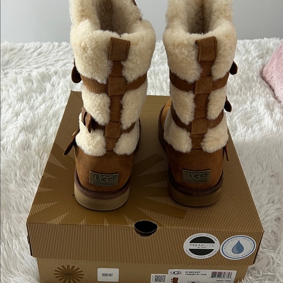 Ladies Uggs. Size 9. Excellent condition. Only worn a couple of times. - Picture 3 of 6